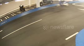 Gang of young thieves steal motorcycle in less than TEN seconds
