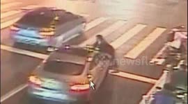 上海  奔驰车肇事逃逸 市民劝阻被顶行数百米