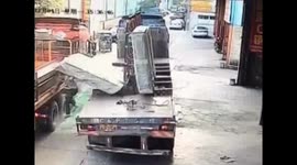 Huge blocks of glass fall from lorry, burying worker