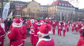 Hundreds of Santas - Stockholm Santa Run