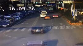 杭州建德:情侣驾车斗气开窗撒钱,好心人捡还