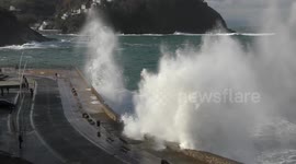 Storm ANA. Waves beating the coast of Donostia. Basque Country - Borrasca ANA. Olas batiendo la costa Donostiarra