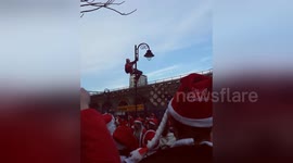 Newsflare Edit - Santacon London 2017 - 1000's of Santa's Storm London Streets!