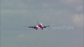 Ryanair one wheel landing and bounce