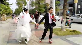 广西来宾  新郎新娘踩轮滑举行婚礼