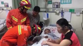 惠东一老人被戒指卡手!最终消防官兵帮其解围