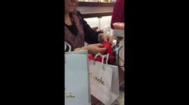 How to make the perfect bow for a Christmas Gift