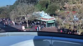 Newsflare Edit - Thousands queue outside Disneyland during power outage