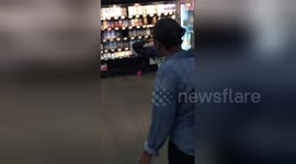 Newsflare Edit - Philly hoodrats fight in a shoprite
