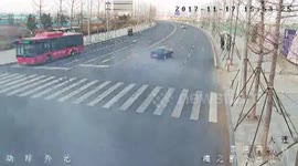 【辽宁大连】当街漂移逼停公交 任性“野马”被拘留