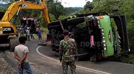 Excavators wake up a trucks carrying an excavator when falling on the road uphill and cornering