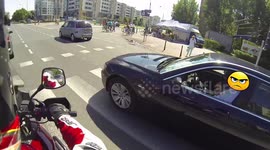 BMW 7 LPG switches to petrol when street racing with a motorcycle
