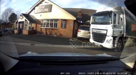 Helpful lorry driver helps older driver out of not-so-tight parking space