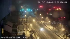 90后司机连喝两场酒 雪夜撞毁30米护栏