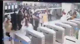 Chinese students rush into library to get study spot ahead of finals