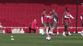Sanchez kisses Arsenal badge and 'snubs' Wenger handshake
