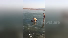 Newsflare Edit - 德州 险!男子冰下潜泳错过冰面出口 朋友急跺脚破冰救人