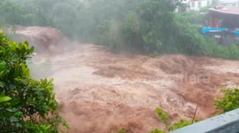 Coulée de boue monstrueuse à l'île de la Réunion - cyclone Berguitta