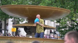 A guy high on sniffing glue at the fountain in Trafalgar square