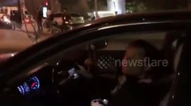 苏州 女司机嫌气候干燥 边开车边敷面膜