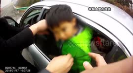 当阳  男童脖子被卡车窗 民警破窗救人