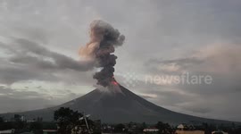 Spectacular timelapse shows Mayon Volcano erupting in the Philippines