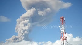 Gigantic ash plume from Philippine volcano caught on camera