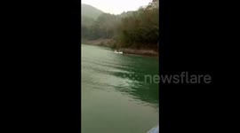 大化县  皮卡坠河没顶,司机奋力爬出窗