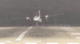 Plane struggles to land in strong winds at Dusseldorf airport