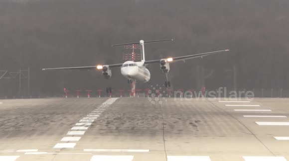 Plane struggles to land in strong winds at Dusseldorf airport