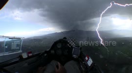 Glider narrowly misses lightning strike during thunderstorm