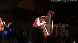 So plays on harps in Brazil. Так играет на арфе в Бразилии. Tā spēlē uz arfas Brazīlijā.