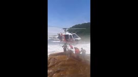 Risky helicopter rescue filmed by eyewitness in Brazil