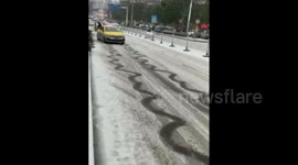 湖北黄冈  出租车雪地打滑 蛇形前进