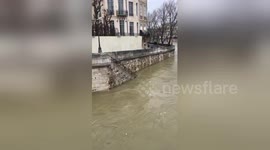 Floods peak in Paris