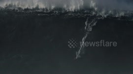 Surfer rides monster wave off Nazare