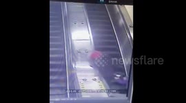 暖!老人险些在电梯摔倒,她用身体死死抗住