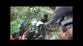 Mobil avanza terjun ke laut