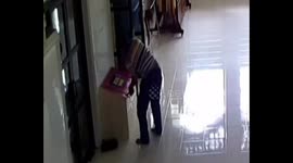 CCTV records the theft of a money box that fails even with many tools.
