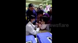 江苏徐州  女童为躲避打针 向护士表白:阿姨,我喜欢你
