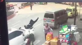 旺苍:交警开罚单拍照 被后车撞翻踹碎前车玻璃