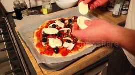 How to make a delicious Pizza from scratch!