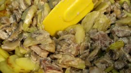 ASMR enthusiasts rejoice! Oddly satisfying footage shows chef slicing and cooking vegetables