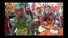 glance fashion show is the same in the fashion show in general .. but if you look at this fashion show wear made from waste waste such as coffee wrap, candy. and the bag of cement .... unique is not it ??