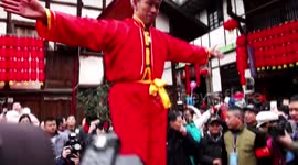 绝技6旬老人头顶70斤菜碗