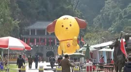 10米高巨型福犬亮相迎狗年新春 制作方欲申请吉尼斯纪录