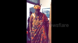 Newsflare Edit - So this friend of mine decided to go to #BLACKPANTHER in style????????????. Some friends I have??????????? https://t.co/7qkXlnnvcI