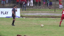 Shoot on goal by bounced kick from afar hit the goalpost almost scored