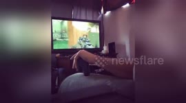 Newsflare Edit - Inspirational guy plays computer games with one arm