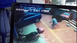 梅州  轿车突然失控冲入药店 过路小伙神躲避脚部受擦伤